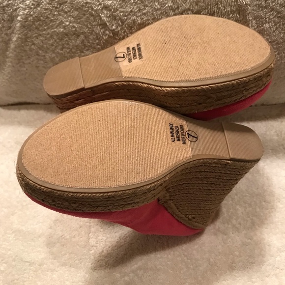 Size 6.5 pretty pink wedge. Cover photo closest to actual color. - Picture 3 of 5